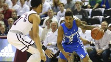 Malik Monk (5) z Kentucky se snaí zbavit Quinndaryho Weatherspoona z...