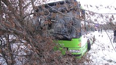 Autobus v Hradci Králové po nehod� se dv�ma auty narazil do stromu (13.1.2017).