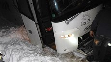 Zapadlý autobus v Lukavci u Hoic na Jiínsku (13.1.2017).