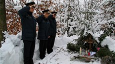 Hasii se kadoron setkávají ve Slunené na eskolipsku u pomníku, který...