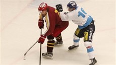 Momentka z duelu hokejist Jihlavy (rudá) a eských Budjovic