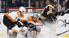 Brad Marchand z Bostonu (v erném) pekonává gólmana Philadelphie Michala...