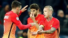 Radja Nainggolan (vpravo) z AS ím slaví trefu do sít Udine.