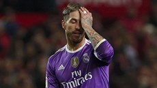 ZKLAMANÝ KAPITÁN. Sergio Ramos z Realu Madrid krátce poté, co si v utkání se...