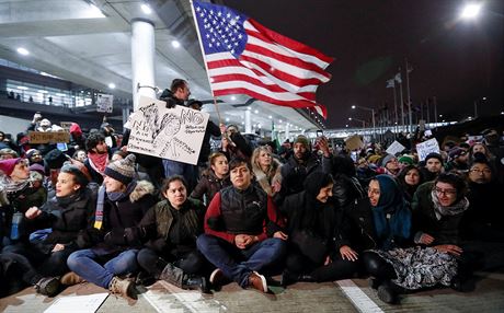 Tisíce demonstrant protestovaly na amerických letitích proti Trumpov naízení