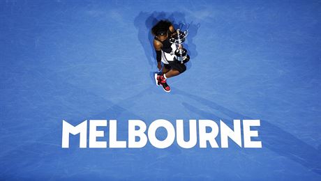 Americk tenistka Serena Williamsov ovldla Australian Open a pzuje s trofej...