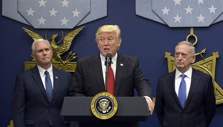 Prezident USA Donald Trump hovoí v Pentagonu. Vlevo viceprezident Mike Pence,...