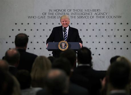 Prezident Donald Trump na návtve v CIA v Langley ve Virginii (21. ledna 2017)