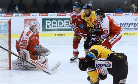 Litvnovsk hokejista Kristian Reichel (ve lutm) stl na olomouckho...