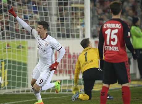 Robert Lewandowski z Bayernu slaví svj gól do sít Freiburgu.