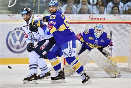 Zlínský branká Libor Kaík sleduje, co s pukem zamýlí liberecký Luká Vantuch (v bílém), kterého hlídá Oldrich Kotvan. | foto: TK