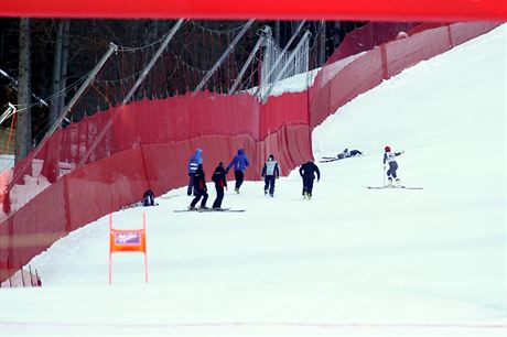 Zrann francouzsk lya Valentin Giraud Moine (nahoe) na trati sjezdu v...