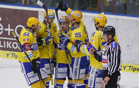 Budou se radovat? Pokud dnes hokejisté Zlína doma porazí Karlovy Vary za ti body a Plze nezaboduje na Spart, zahrají si play-off. 