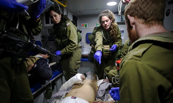 Izraeltí zdravotníci oetují ranné Syany, kteí pili na Golanské výiny....