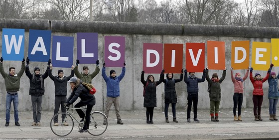 Demonstranti shromádní u památníku Berlínské zdi protestují proti stavb zdi...