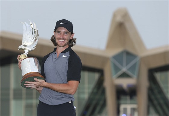 Tommy Fleetwood s trofejí z turnaje European Tour v Abú Zabí.