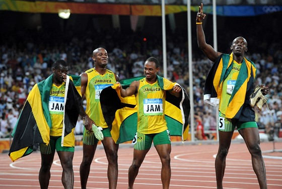Nesta Carter, Asafa Powell, Michael Frater a Usain Bolt (zleva) se radují z...