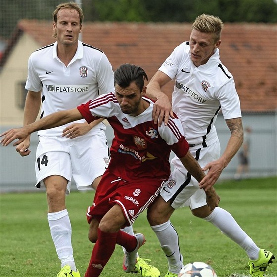 Robin Demeter (v červeném) v pohárovém utkání proti Brnu.