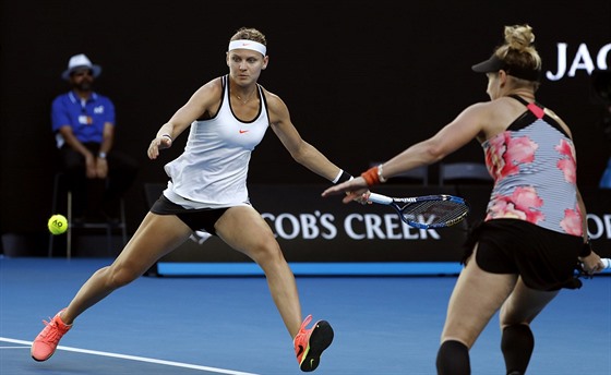 Lucie afáová (vlevo) a Bethanie Matteková-Sandsová ve finále Australian Open.