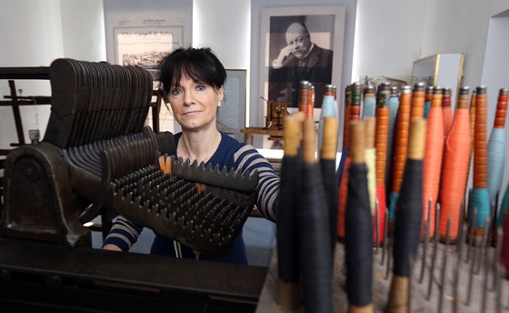 Kurátorka Monika Hlaváková v expozici aského muzea vnované textilní výrob a...