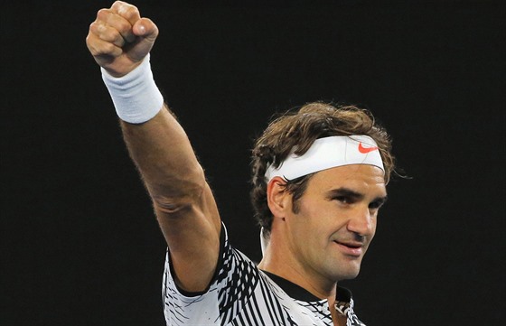 VÍTZNÉ GESTO. Roger Federer na Australian Open záí.  