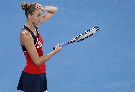 eská tenistka Karolína Plíková se drí za hlavu v osmifinále Australian Open.