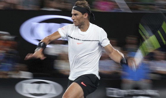 panlský tenista Rafael Nadal hraje na Australian Open proti Monfilsovi.