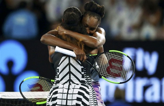 DRAHÁ SESTIKO. Venus Williamsová objímá sestru Serenu po jejím vítzství na...