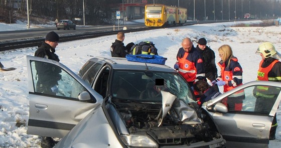 Nehoda osobního auta a vlaku ve Zlín (28. ledna 2017).