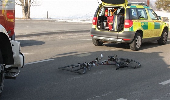 Cyklista na Zlínsku nepřežil střet s autem (28. ledna 2017).