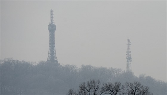 Smog v Praze. Pohled na Petřínskou rozhlednu (20.1.2017)