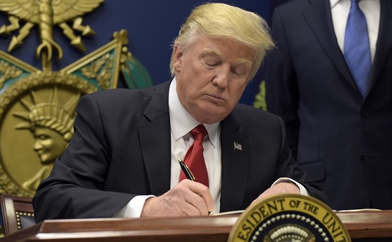 Donald Trump podepisuje jeden z exekutivních příkazů (27.1.2017)
