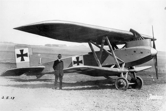 Junkers J.I a inženýr Franz Brandenburg. Jedná se o jeden z prototypů nebo sériový kus z počátku výroby.