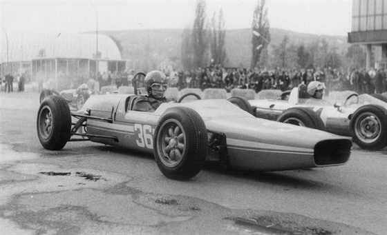 Výtvarník a konstruktér Vladimír Valenta startoval v roce 1967 s formulí sestrojenou na brnnské technice s motorem Saab.