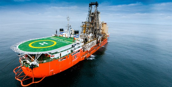 Loď společnosti De Beers, speciálně upravená na těžbu diamantů.