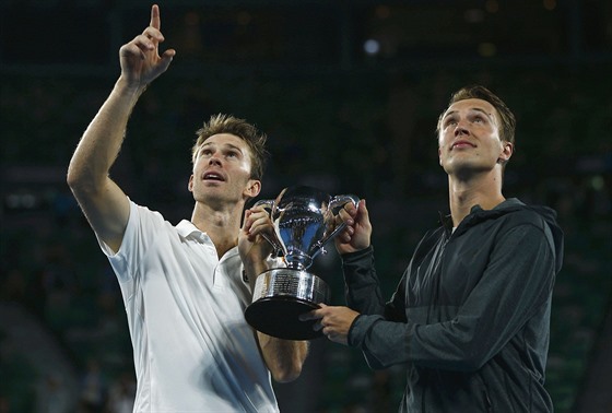 Henri Kontinen (vpravo) a John Peers, vítzové muské tyhry na Australian Open