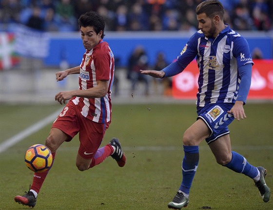 Theo Hernandez z Deportiva Alaves (vpravo) stíhá Nicolase Gaitána z Atlétika.