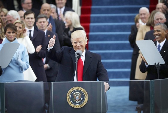 Donald Trump gestikuluje na své píznivce po projevu na slavnostní inauguraci...