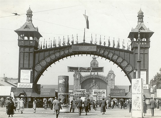 Pvodní devnou bránu postavil architekt Antonín Wiehl v roce 1891. Strena...