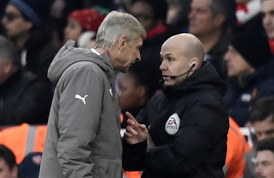 Trenér Arséne Wenger a rozhodí Anthony Taylor, jen ve stedu ídil utkání mezi Arsenalem a Chelsea.