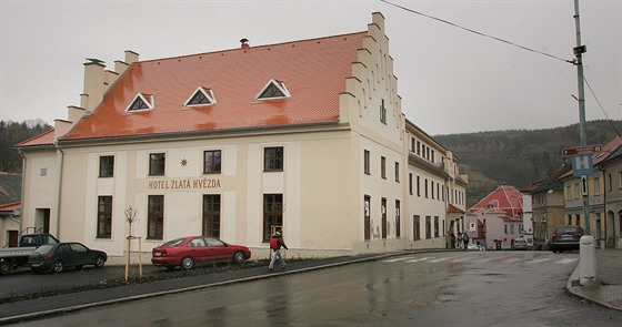 Známou stavbou v ulici 1. máje je Hotel Zlatá hvzda.