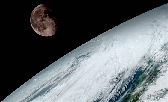 Fotografie z 15. ledna. Družice GOES 16 používá Měsíc ke kalibraci.