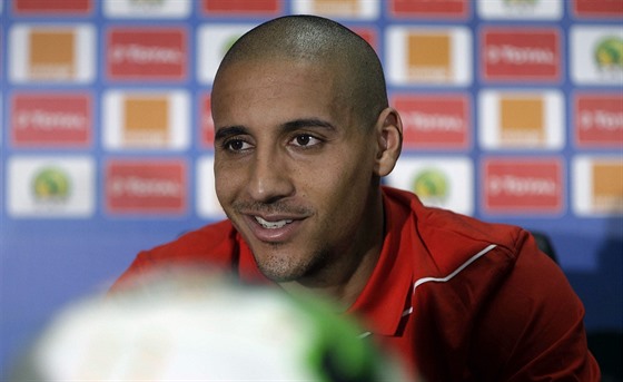 Tuniský fotbalista Vahbí Chazrí na tiskové konferenci.