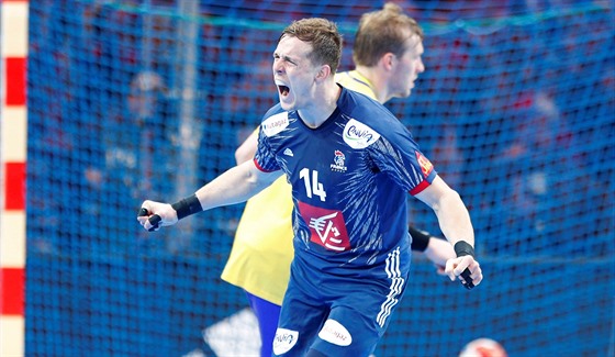 Francouzský házenká Kentin Mahé  slaví gól v utkání proti védsku.