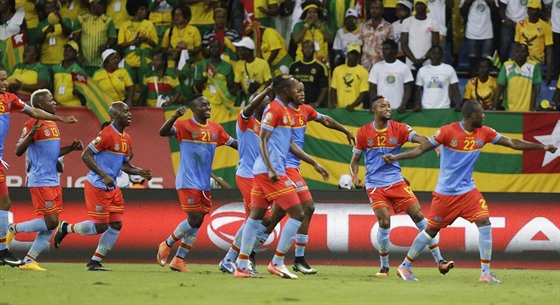 Fotbalisté Demokratické republiky Kongo slaví gól na africkém ampionátu.