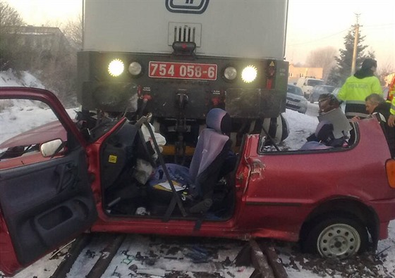 Bhem loského roku zemelo na silnicích 53 lidí. Nejtragitjí nehoda se stala 20. ledna ve Vejprnicích. Sráka s vlakem si vyádala ti obti.