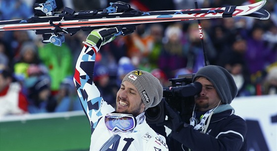 Rakouský lya Marcel Hirscher se raduje z triumfu ve slalomu v Kitzbühelu.