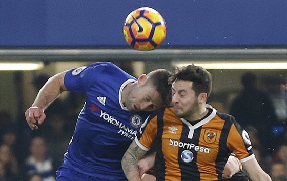 Ryan Mason (vpravo) z Hullu v hlavikovém souboji s Garym Cahillem z Chelsea.