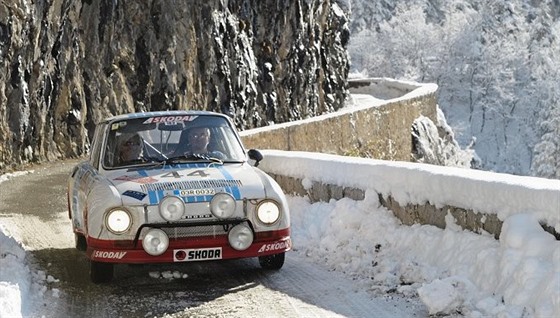 eský vz koda 130 RS na trase veteránské Rallye Monte Carlo. Za volantem je...