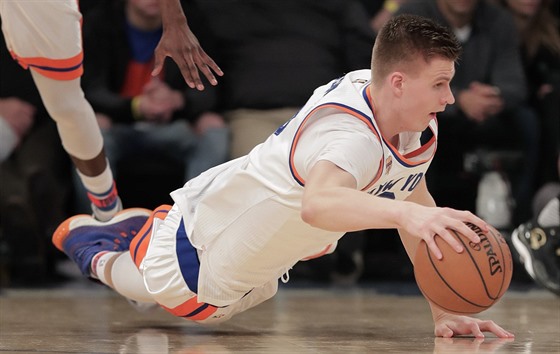 Kristaps Porzingis z New Yorku se vrhl po míi.